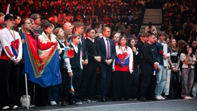 Андрей Воробьев вручил переходящий кубок Школьной лиги абсолютным чемпионам этого сезона - команде Одинцовского округа